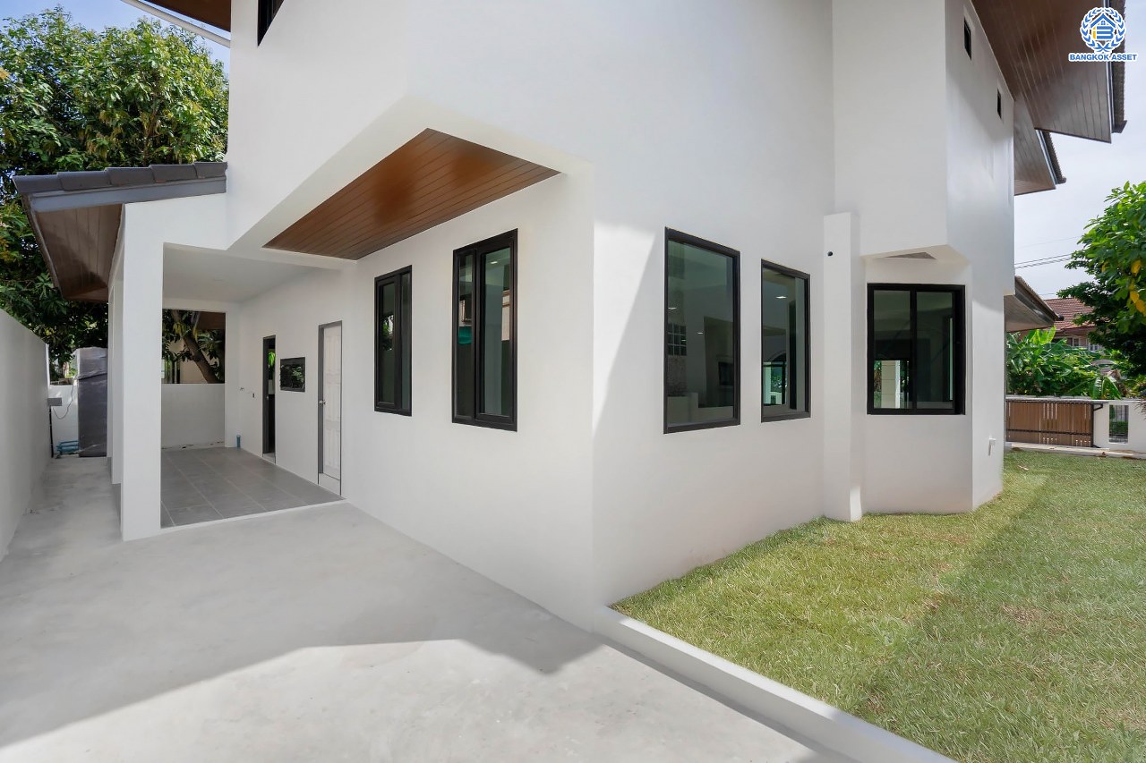 บ้านมือสองตกแต่งใหม่ โครงการ เมืองเอก โครงการ8  วิภาวดี-รังสิต บ้านเดี่ยวหลังใหญ่ บนเนื้อที่ 105 ตร.ว. พื้นที่ใช้สอยเยอะถึง 444 ตร.ม. พร้อมฟังก์ชัน 3 ห้องนอน 5 ห้องน้ำ 1 ห้องอเนกประสงค์ 1 ห้องแม่บ้าน จอดรถได้ 2 คัน สุดยอดทำเล เชื่อมต่อทุกการเดินทาง ใกล้จุดขึ้นทางด่วน "ศรีสมาน" และมหาวิทยาลัยรังสิต